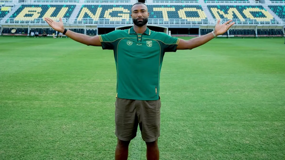 Striker anyar Persebaya Surabaya, Yann Mabella, mengaku takjub dengan atmosfer Stadion Gelora Bung Tomo. (Dok. Persebaya)