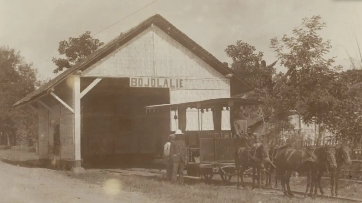 Bangunan Stasiun Boyolali (Bojolalie) pada masa kolonial Belanda sekitar tahun 1900. Jalur Purwosari–Kartasura–Boyolali dibangun untuk mendukung distribusi hasil perkebunan di wilayah Vorstenlanden menuju Semarang. Foto: KITLV/Leiden University Libraries. 