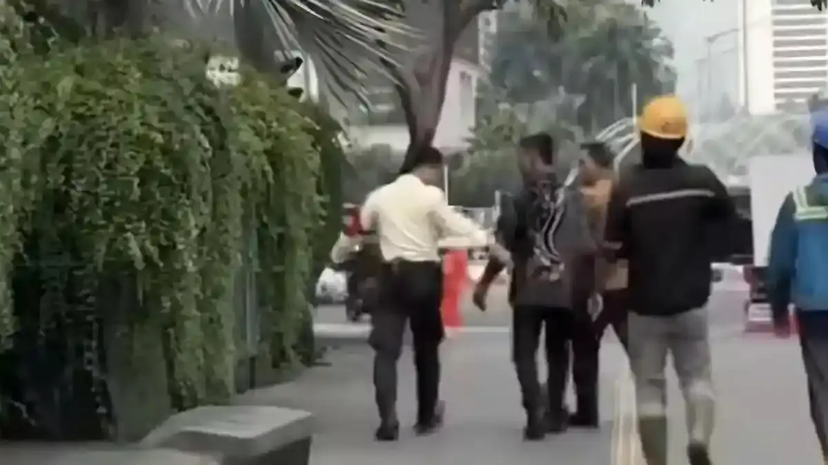 Viral Alphard Terobos Lampu Merah Bundaran HI.