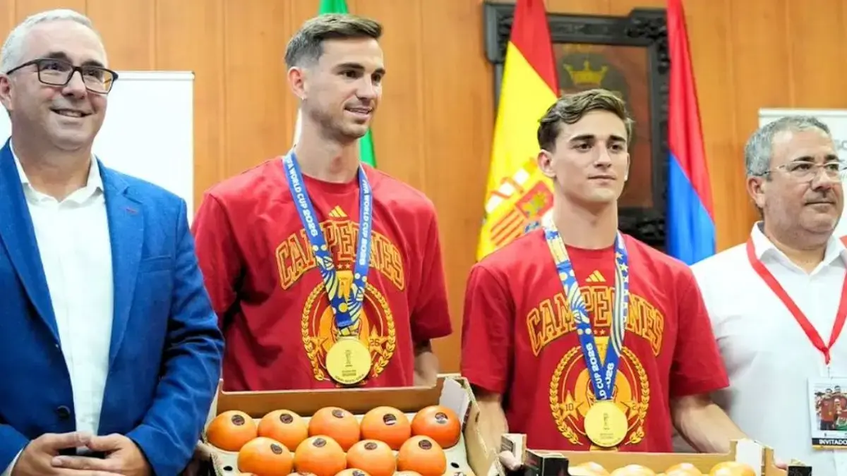 Fabian Ruiz dan Gavi menerima hadiah unik berupa tomat dari kampung halaman mereka di Los Palacios y Villafranca setelah membawa Spanyol menjuarai Piala Dunia 2026. (@FoxNews/X)