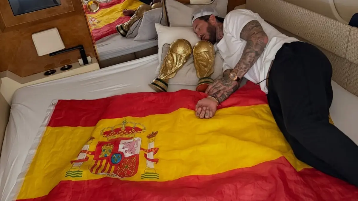 Foto ikonik : Segio Ramos berfoto dengan dua Piala Dunia 2026 dan 2010. (instagram srgioramos)