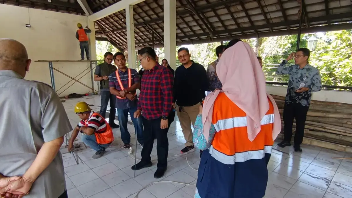 Komisi II DPRD Kota Solo sidak ke Pasar Kleco untuk melihat progres perawatan pasar. (A Christian/Radar Solo)
