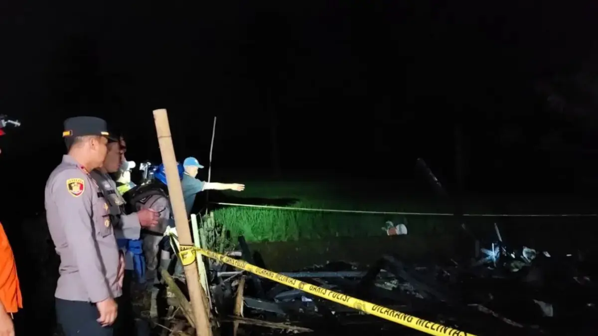 Polsek Nyalindung bersama petugas gabungan saat olah TKP kebakaran yang menewaskan tiga anak di Kampung Babakan Bandung, Desa Wangunreja, Kecamatan Nyalindung, Kabupaten Sukabumi, Kamis (23/7) malam. (Istimewa)