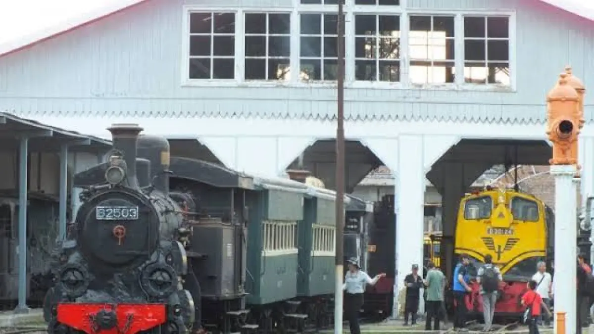 Lokomotif uap menjadi penggerak awal perkembangan perkeretaapian di Indonesia sejak abad ke-19.