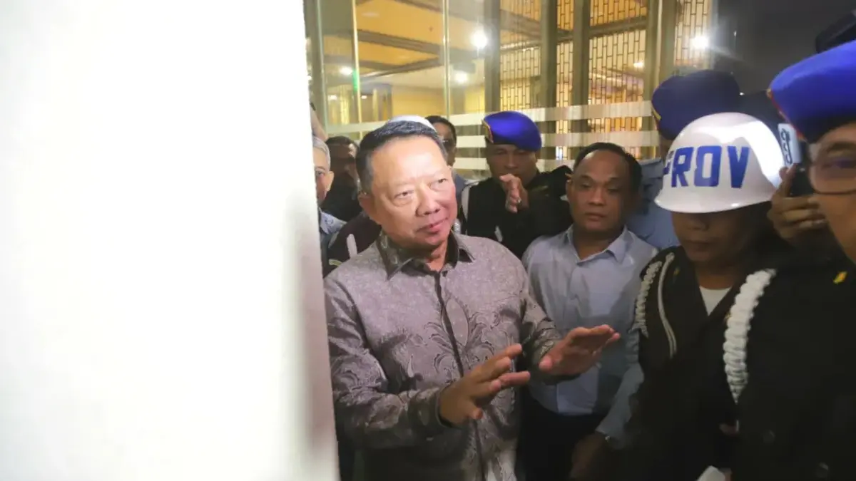 Tersangka dugaan korupsi TPPU yang juga mantan Jaksa Agung Muda Tindak Pidana Khusus (Jampidsus) Febrie Adriansyah usai menjalani pemeriksaan di Gedung Kejaksaan Agung, Jakarta, Jumat (24/7). (Dery Ridwansah/JawaPos.com)