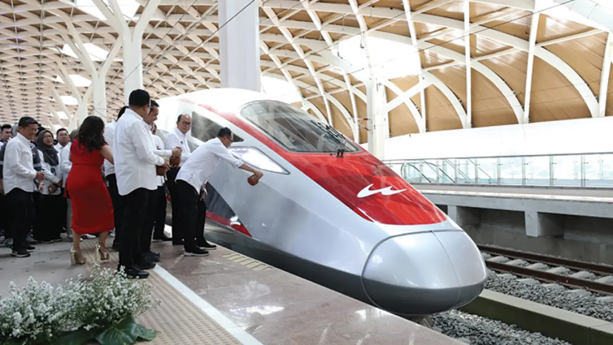 Whoosh menjadi kereta api tercepat di Indonesia dengan kecepatan operasional hingga 350 km/jam. 