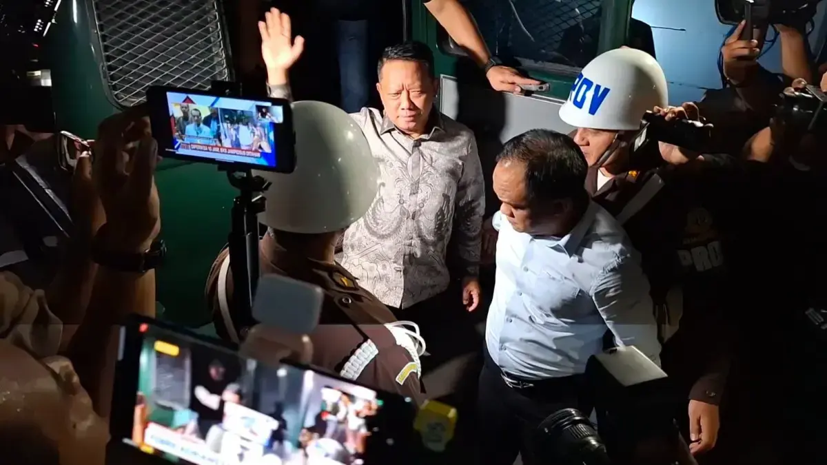 Tersangka dugaan korupsi dan Tindak Pidana Pencucian Uang (TPPU) mantan Jaksa Agung Muda Tindak Pidana Khusus (Jampidsus) Febrie Adriansyah, memasuki Rutan Merah Putih KPK, Jakarta, Jumat (24/7) malam. (Muhamad Ridwan/JawaPos.com)