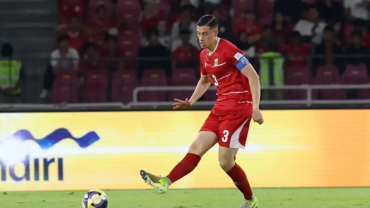 KaptenTimnas Indonesia Jay Idzes tampil pada pertandingan melawan Saint Kitts & Nevis dalam di Stadion Utama Gelora Bung Karno, Jumat (27/3/2026). (Dery Ridwansah/JawaPos.com)