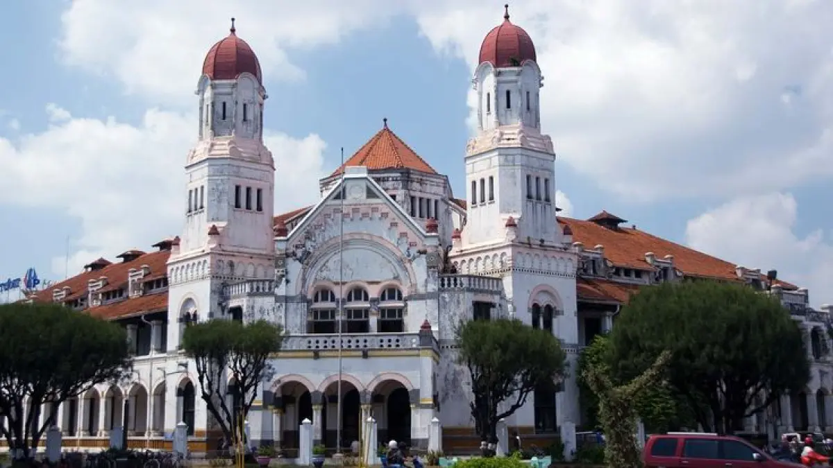 Lawang Sewu menjadi saksi perjalanan sejarah perkeretaapian Indonesia, termasuk pada masa awal kemerdekaan ketika gedung ini digunakan oleh Djawatan Kereta Api Republik Indonesia (DKARI). (Pinterest)