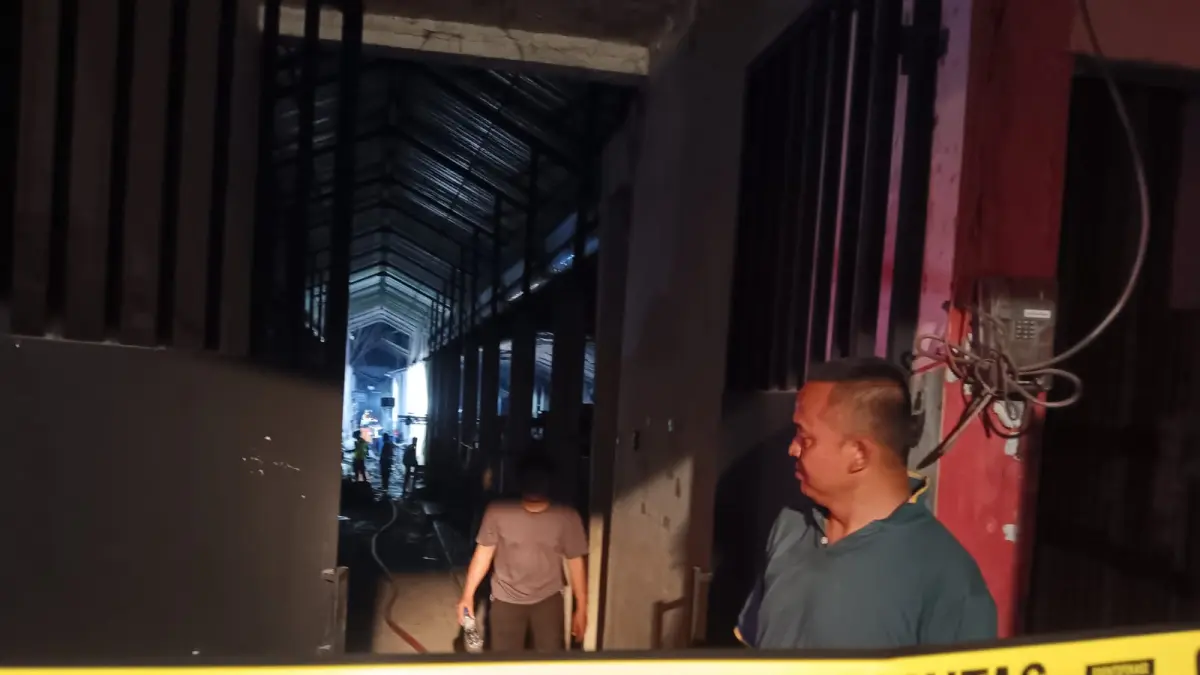 Meta Deskripsi:
Pasar Sidoharjo di Bayat Klaten diamuk si jago merah, Senin (27/7/2026) sore. (Angga Purenda/solobalapan.com)