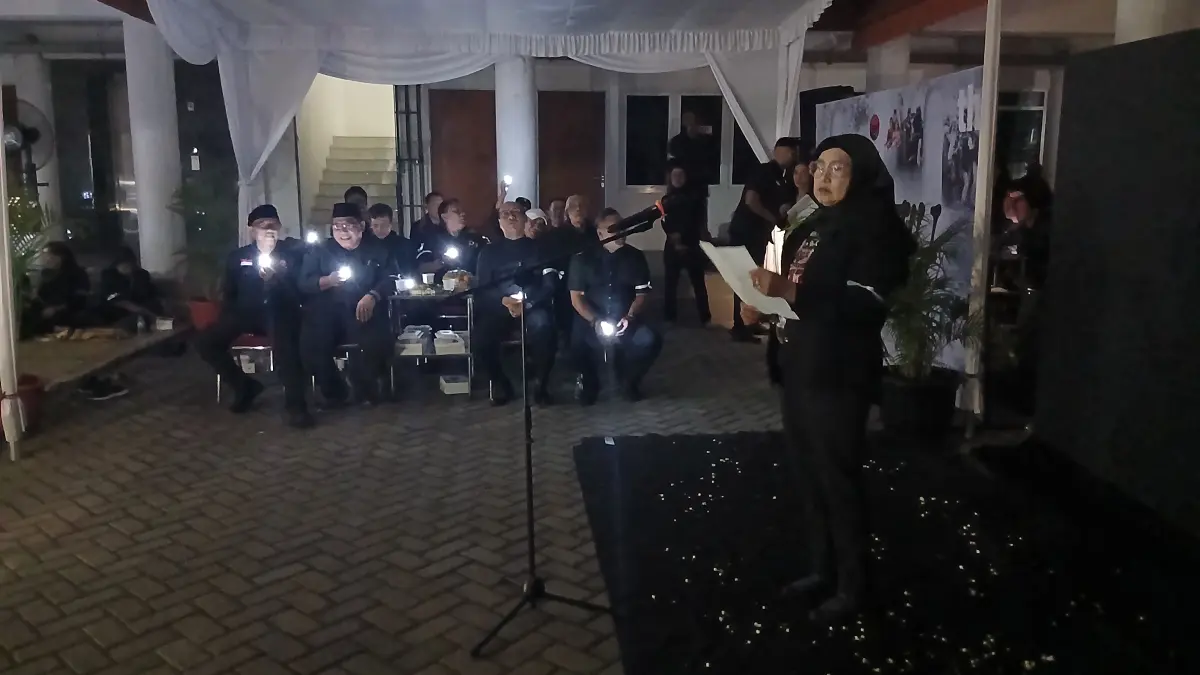 Pembacaan puisi berjudul "27 Juli: Catatan di Pintu Besi” oleh Roro Indradi Sarwo Indah dalam acara Malam Refleksi 30 Tahun Peristiwa Kudatuli di DPC PDIP Solo, Minggu (26/7/2026) malam. (Damianus Bram/SoloBalapan.com)