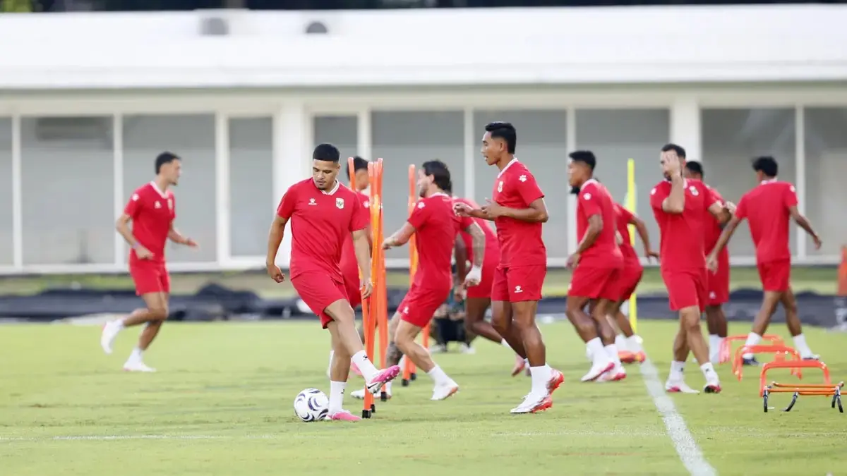Pesepak bola Timnas Indonesia mengikuti sesi latihan di Stadion Madya, Komplek Olahraga Gelora Bung Karno, Jakarta, Minggu (26/7/2026). (Dery Ridwansah/ JawaPos.com)