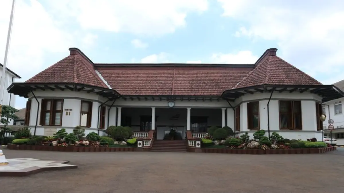 PT KAI telah mengalami berbagai perubahan nama dan status sejak masa kolonial hingga menjadi perusahaan modern seperti saat ini. (Foto Kantor utama PT KAI; Pinterest)
