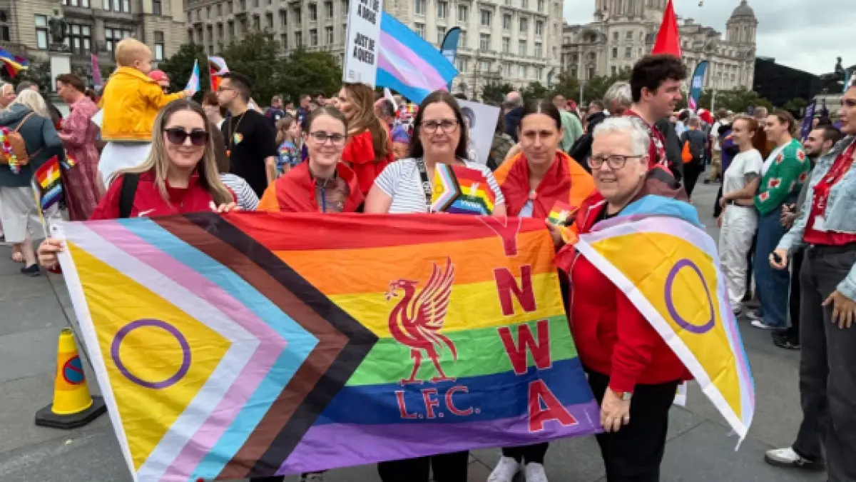 Beberapa pendukung klub bola Liverpool yang menyuarakan LGBTQ. (instagram/@liverpoolfc)