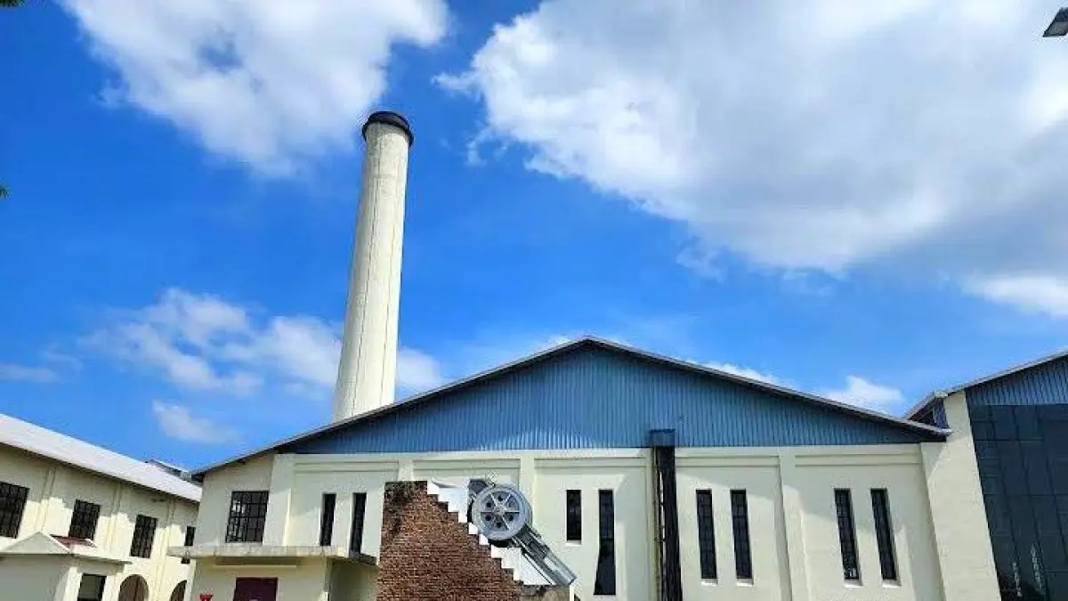 Pabrik Gula Colomadu menjadi salah satu pusat industri gula di wilayah Surakarta pada masa kolonial. Aktivitas produksi di pabrik ini didukung jaringan rel yang berperan dalam mengangkut tebu serta mendistribusikan gula ke jalur kereta api utama. (Pinterest)
