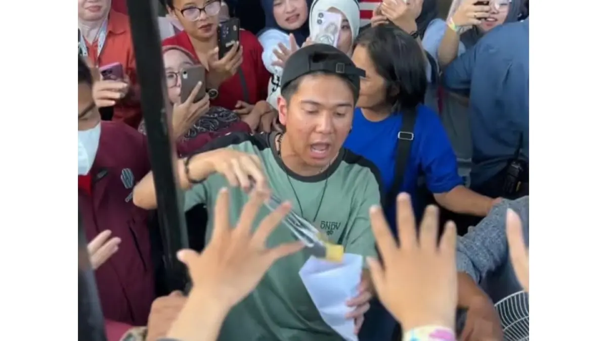 Iqbaal Ramadhan saat menjual gorengan. (Tiktiok halo event makasar)