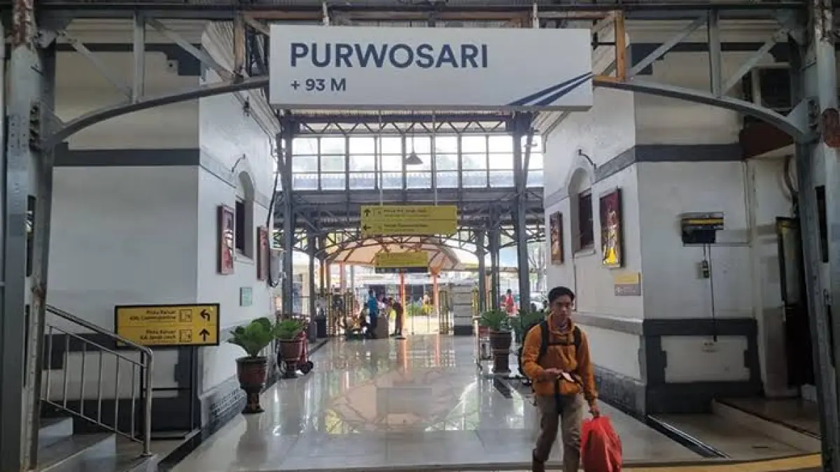 Jaringan kereta api di wilayah Solo pada masa kolonial dibangun untuk mendukung distribusi hasil bumi dan perkebunan menuju Pelabuhan Semarang sebelum diekspor ke Belanda.