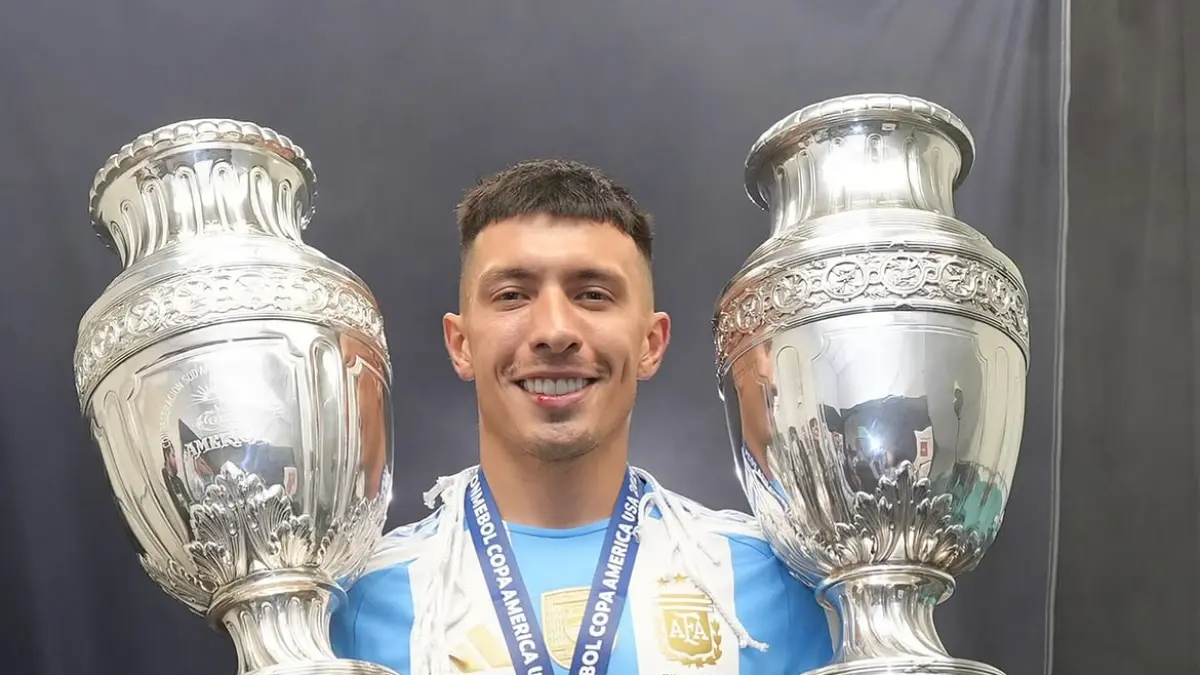 Lisandro Martinez menerima gelar Ciudadano Ilustre atau Warga Negara Teladan dari Kota Gualeguay, Argentina. (instagram lisandromartinez) 