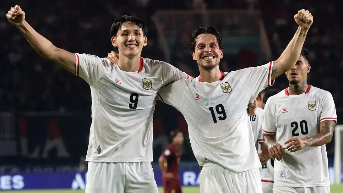 Mitchel Lee Beker (kiri) berselebrasi dengan Tom Haye (temgah) setelah mencetak hattrick ke gawang Kamboja pada ASEAN Hyundai Cup 2026 di Stadion Pakansari, Kabupaten Bogor, Jawa Barat, Senin (27/7/2026). (ANTARA FOTO/Yulius Satria Wijaya)