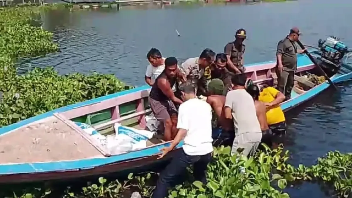 Petugas mengevakuasi jasad seorang petugas keamanan (security) yang ditemukan mengapung di Waduk Jatiluhur, Kabupaten Purwakarta, Jawa Barat, Jumat (24/7/2026). (Istimewa)