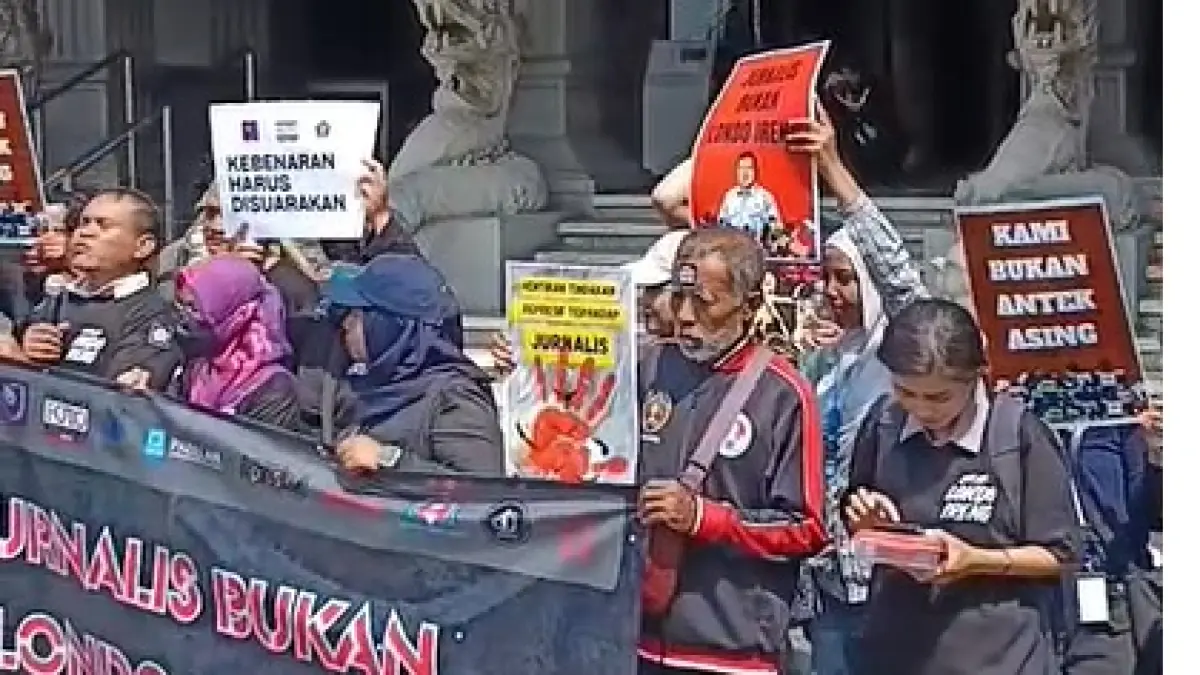 Sjumlah organisasi jurnalis Kota Solo menggelas aksi damai di depan Monumen Pers Solo Selasa (28/7). (Antonius Christian/solobalapan.com)