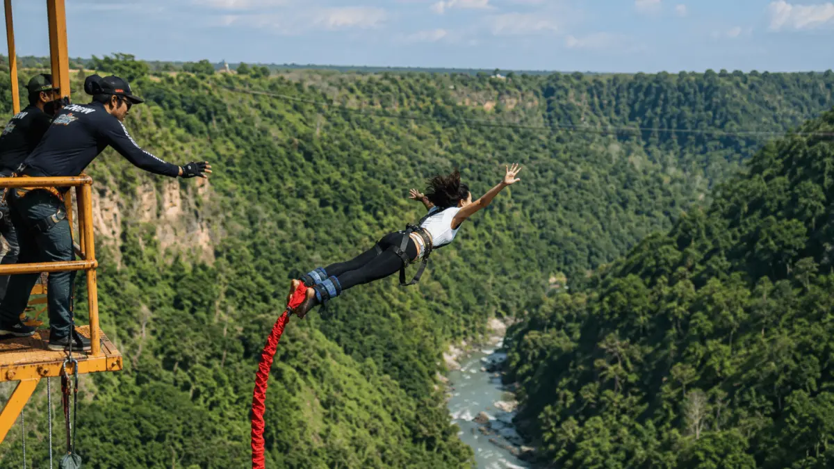 Ilustrasi Wahana Bungee Jumping. (AI Generated)