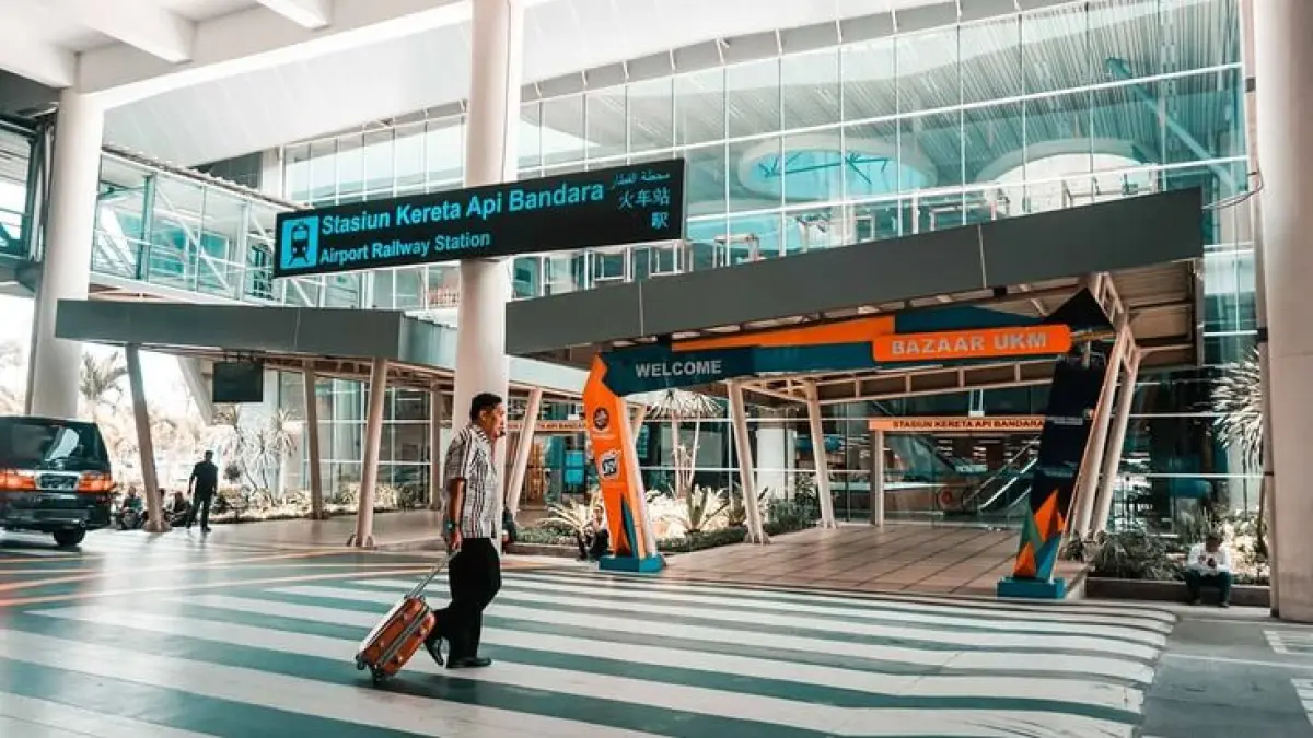 Kereta Api Bandara menjadi solusi transportasi yang menghubungkan pusat kota dengan bandar udara secara cepat dan efisien. (Pinterest)