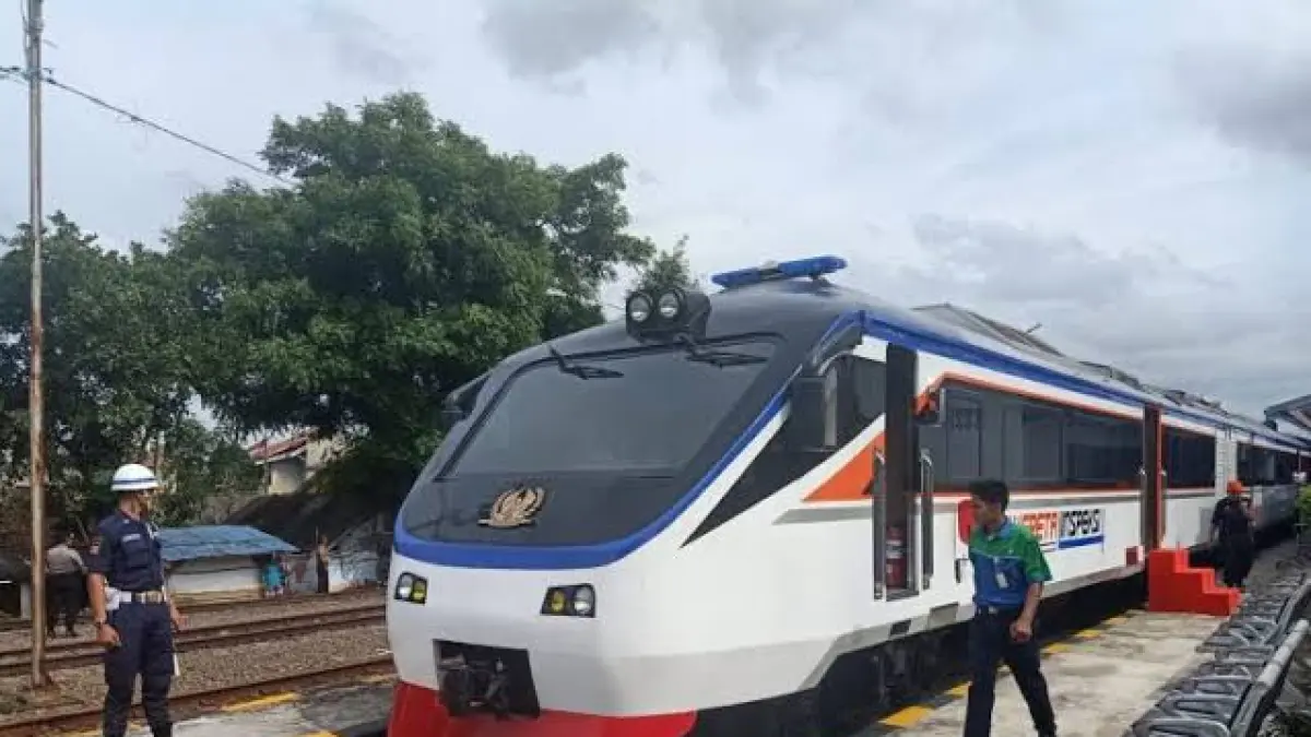 Kereta Luar Biasa (KLB) merupakan layanan khusus yang beroperasi di luar jadwal kereta api reguler sesuai kebutuhan tertentu. (Pinterest)