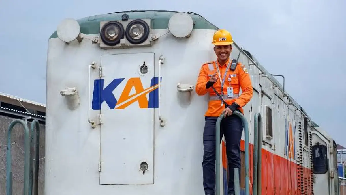 Petugas langsir berperan mengatur perpindahan dan penyusunan rangkaian kereta agar operasional berjalan aman.(Google)