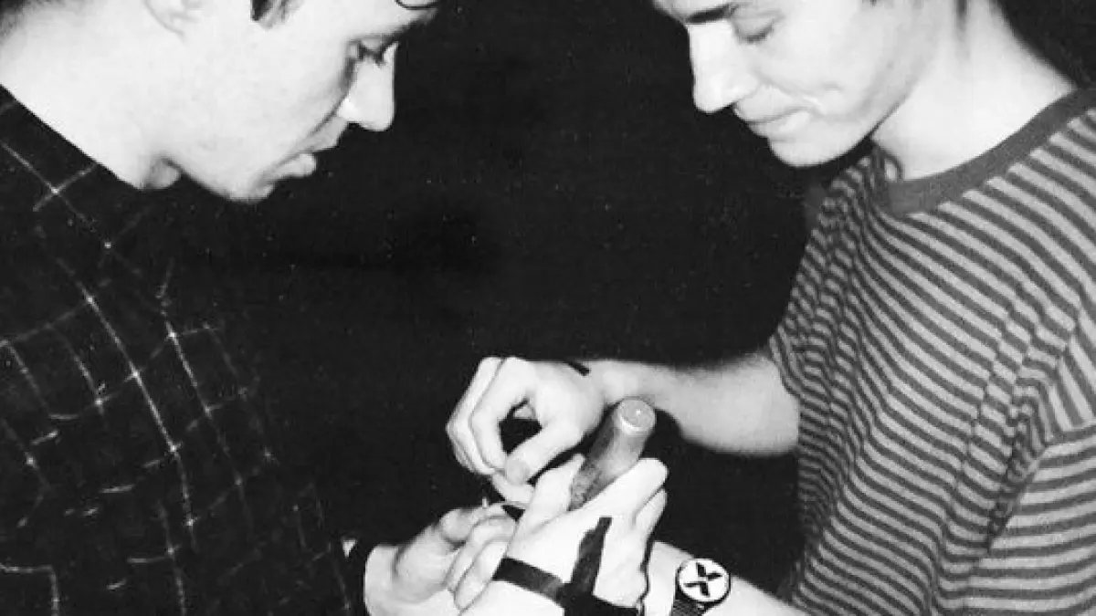 Potret Foto Dari Personel Anggota Band One Step Closer, Dipunggung Tangan Mereka Terdapat Simbol Straight Edge Dengan Logo Silang (sumber foto dari pinterest) 