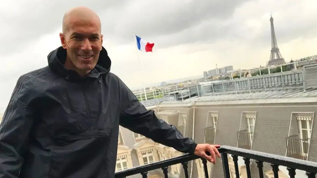 Zinedine Zidane telah resmi diumumkan oleh Federasi Sepak Bola Prancis (FFF) menjadi pelatih baru Les Bleus menggantikan Didier Deschamps. (Instagram/@zidane)
