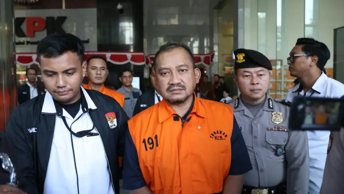 Bupati Pemalang Jawa Tengah Anom Widiyantoro dikawal menuju tahanan usai ditetapkan sebagai tersangka dalam pemeriksaan di Gedung Merah Putih KPK, Jakarta, Kamis (2930/7/2026). (Dery Ridwansah/ JawaPos.com)