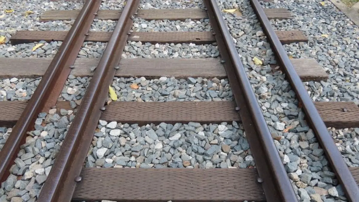 Continuous Welded Rail membuat jalur kereta lebih mulus sehingga perjalanan menjadi lebih nyaman dan stabil. (Pinterest)