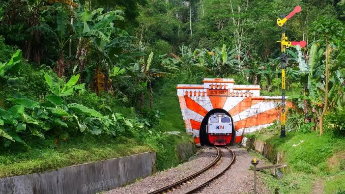 Jalur bergradien curam menjadi salah satu tantangan terbesar dalam operasional kereta api di Indonesia. (Google)