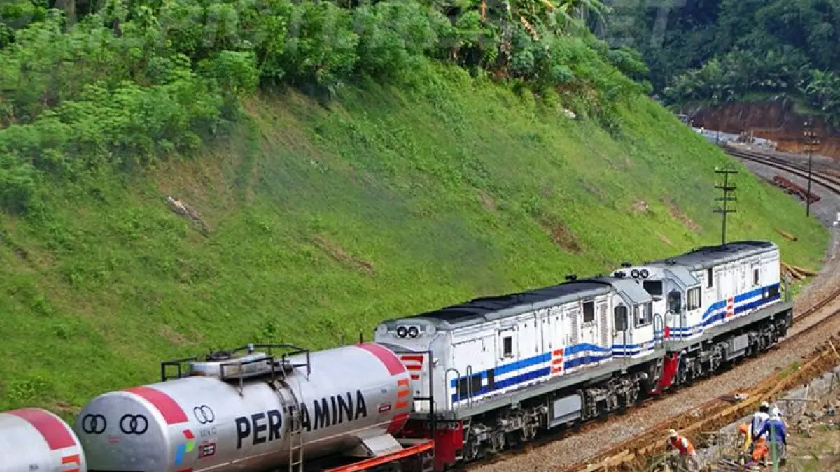 Kereta BBM berperan penting mendistribusikan bahan bakar ke berbagai daerah melalui jalur rel.(Pinterest)