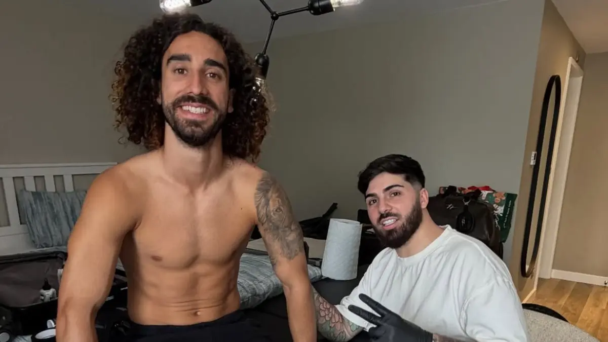 Marc Cucurella tepati janjinya dengan membuat tatto wajah Luis de la Fuente pelatih Spanyol. (instagram cucurella3)