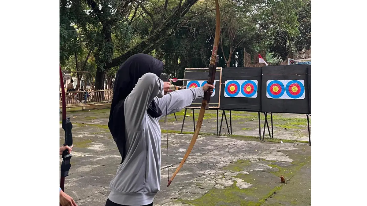 Olahraga panahan di kawasan Taman Sriwedari. (Anmer jilvandis)