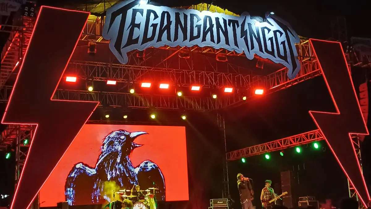 Potret Foto Grup Band Komunal Yang Sedang Tampil Diacara Festival Musik Tegangan Tinggi di Colomadu, Karanganyar