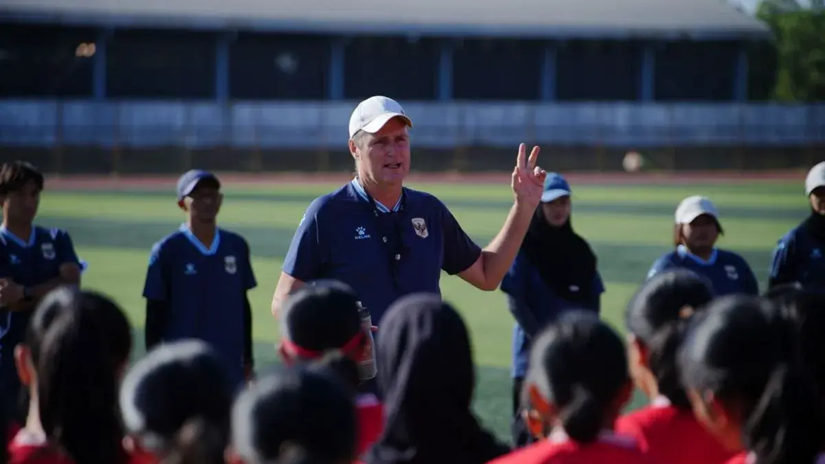 Timo Scheunemann memimpin jalannya training center tim Indonesia di Stadion Joyokusumo, Pati, Jawa Tengah. (HO-Panitia Srikandi Merdeka Cup.)