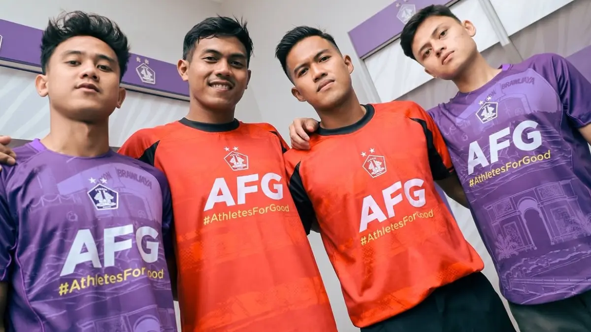 Andhika Ramadhani (dua dari kiri) resmi bergabung dengan Persik Kediri setelah meninggalkan Persebaya Surabaya.