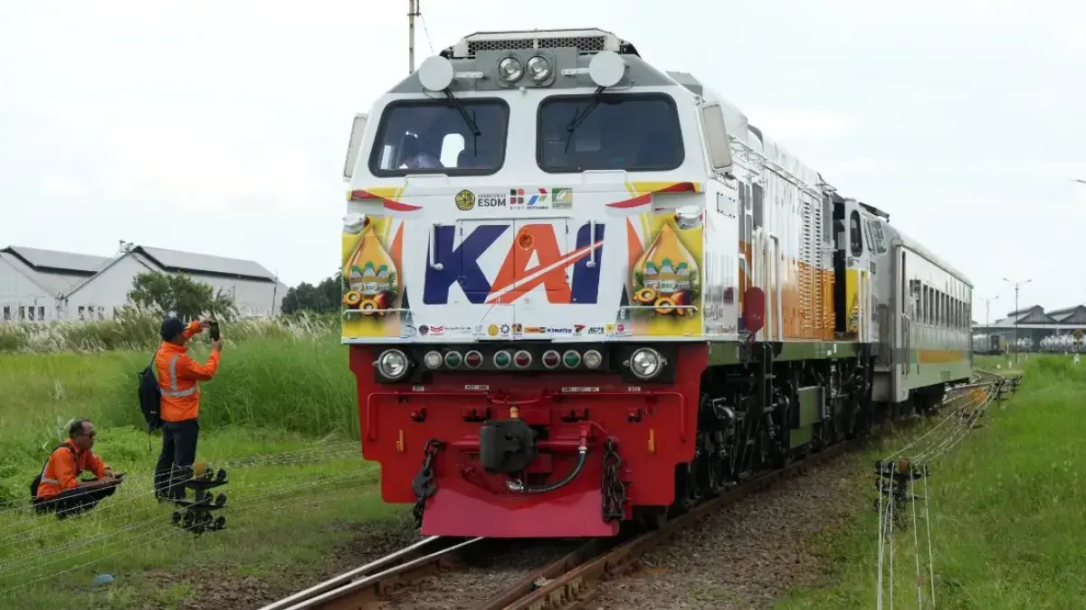 Asap hitam pada lokomotif diesel umumnya muncul saat mesin bekerja menghasilkan tenaga besar, seperti ketika menarik rangkaian berat atau melintasi tanjakan. (Radar Surabaya) 