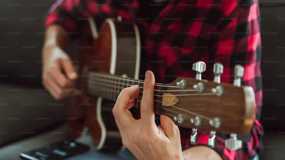 Ilustrasi Orang Sedang Bermain Gitar (sumber pinterest)
