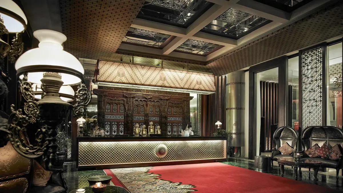 Tak banyak yang mengetahui, bangunan yang kini menjadi The Royal Surakarta Heritage dulunya merupakan kantor Bank Harapan Sentosa Cabang Solo Gladak sebelum dialihfungsikan menjadi hotel setelah krisis moneter 1998 (Web The Royal Surakarta Heritage)