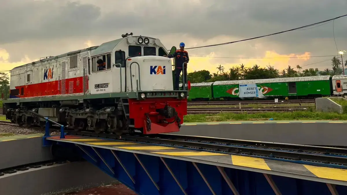 Lokomotif tidak selalu diputar menggunakan meja putar. Kini, banyak lokomotif dapat berganti arah melalui proses langsir atau dioperasikan dari kedua arah. (Radar Jember) 
