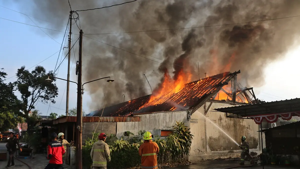 Sebanyak 12 rumah Aspol di Panularan, Laweyan, Solo, terbakar. (Arief Budiman/solobalapan.com)