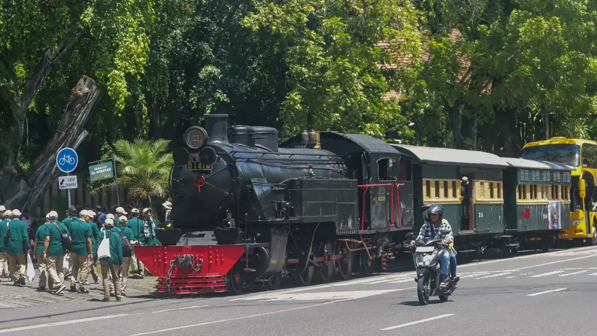 Sepur Kluthuk Jaladara masih menggunakan kayu jati tua sebagai bahan bakar untuk menghasilkan uap penggerak lokomotif.