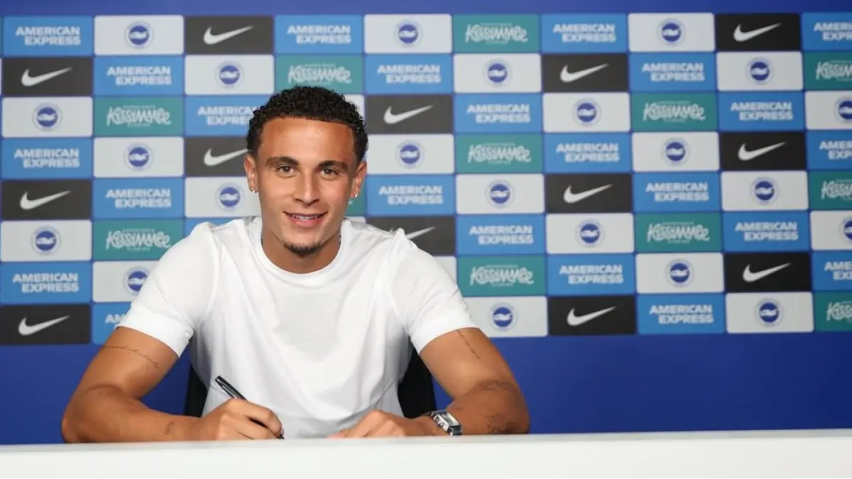 Tate Ferdinand, putra Rio Ferdinand, resmi meneken kontrak profesional pertamanya bersama Brighton & Hove Albion. (tateferdinand5)