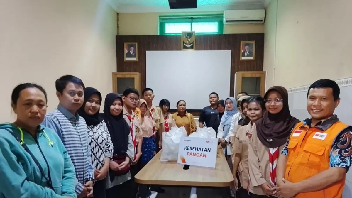 Penyerahan bantuan dilakukan secara simbolis di SMA Negeri 1 Surakarta dan dihadiri oleh pengurus Kasmaji, Kepala SMA Negeri 1 Surakarta Ibu Rosa, serta Ketua Komite Sekolah Pak Andri.