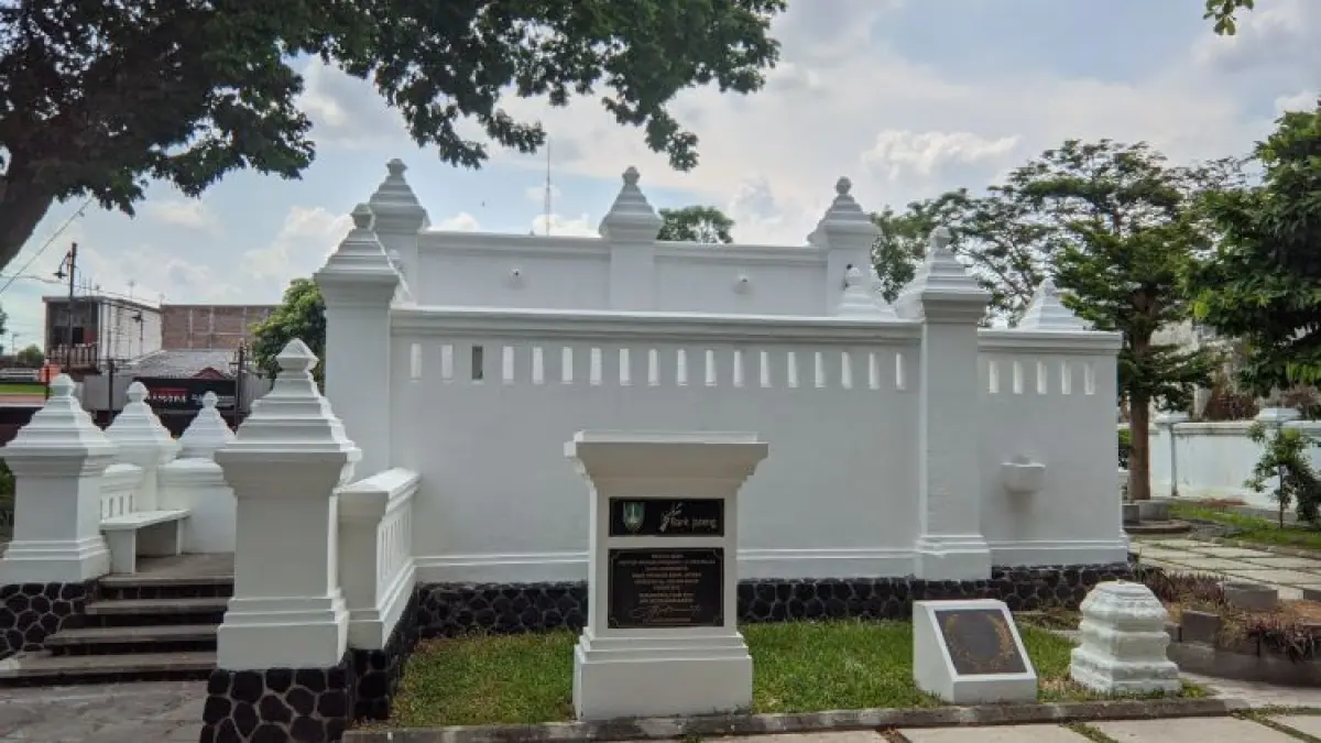 Ponten Kestalan merupakan fasilitas MCK umum peninggalan Mangkunegara VII yang dibangun pada 1936 dan kini ditetapkan sebagai bangunan cagar budaya. 