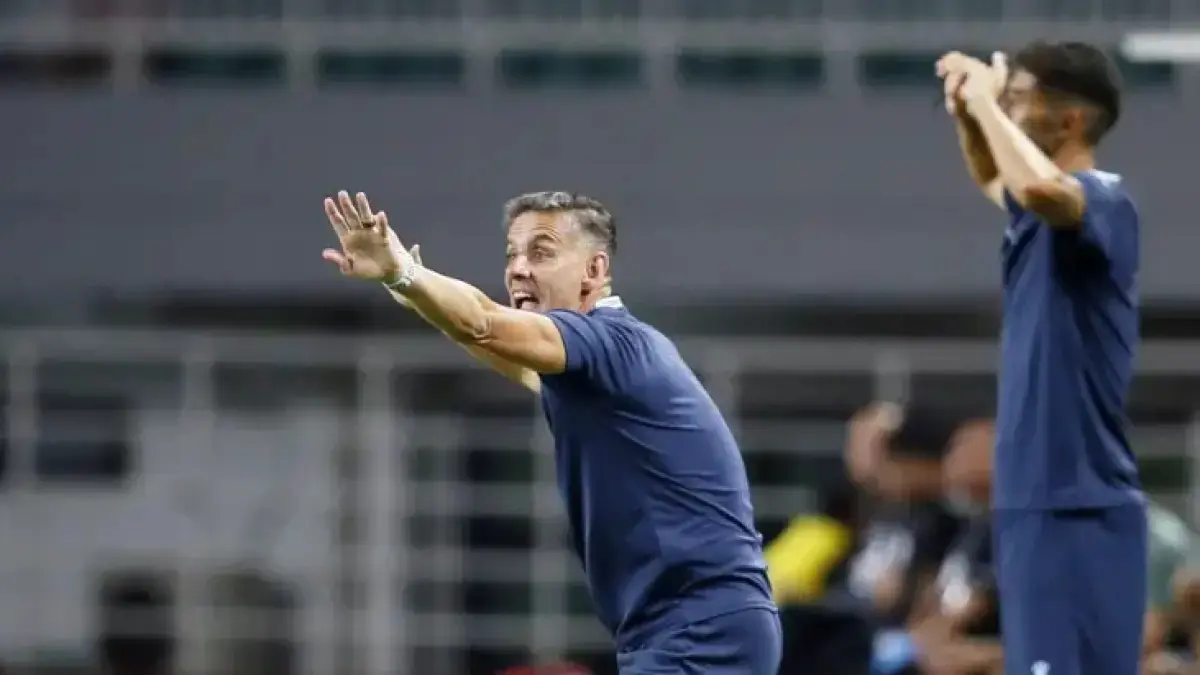 Pelatih Timnas Indonesia John Herdman memberikan instruksi kepada anak latihnya saat melawan Timnas Kamboja pada pertandingan Grup A ASEAN Championship atau Piala AFF 2026 di Stadion Gelora Pakansari, Kabupaten Bogor, Jawa Barat, Senin (27/7/2026). John Herdman memastikan Timnas Indonesia siap menghadapi provokasi Vietnam. (Dery Ridwansah/ JawaPos.com)